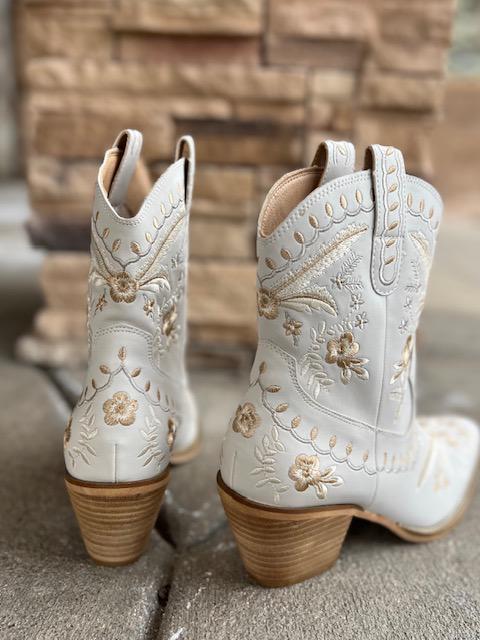 Floral Cowboy Boot Hand Embroidery Pattern – Emily June